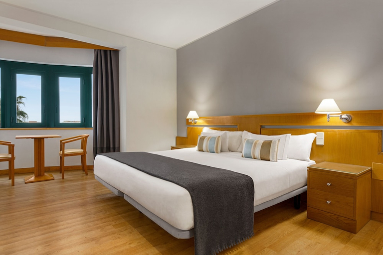 Bedroom 2, TRYP by Wyndham Montijo Parque Hotel, Montijo