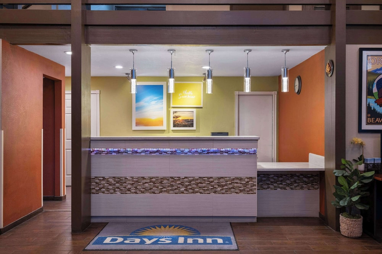 Public Area, Days Inn by Wyndham Klamath Falls, Klamath
