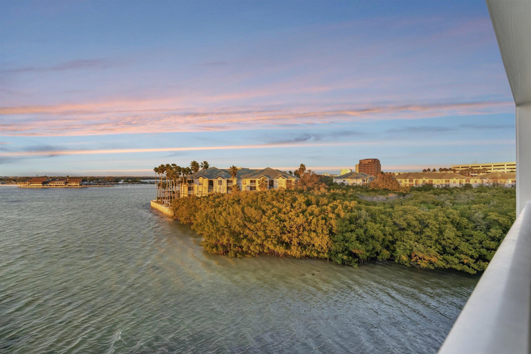 Room 4, Waterfront Resort Condo & Balcony Heated Pool, Hillsborough