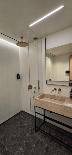 Bathroom 3, Lion Gate Hotel, Sarandës