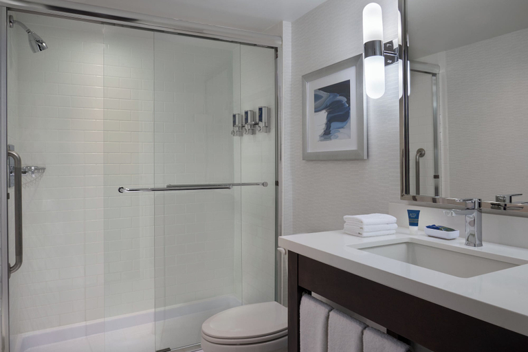 Bathroom 5, Four Points By Sheraton Gatineau-Ottawa, Communauté-Urbaine-de-l'Outaouais