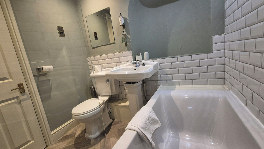 Bathroom 3, The Snooty Fox, Lancashire