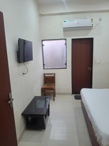 Room 5, Emerald Palace, Varanasi