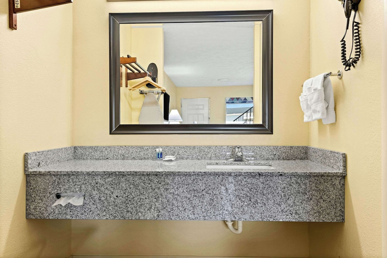 Bathroom 4, Rodeway Inn Oxford, Calhoun