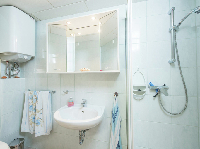 Bathroom 3, Sunny Terrace & Quiet Stay, Gotha