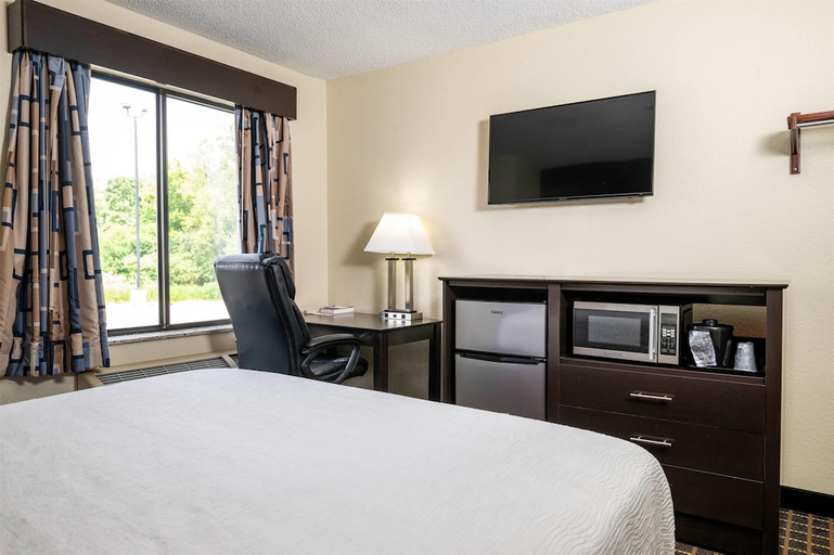 Bedroom 4, Baymont Inn & Suites by Wyndham Mukwonago, Waukesha