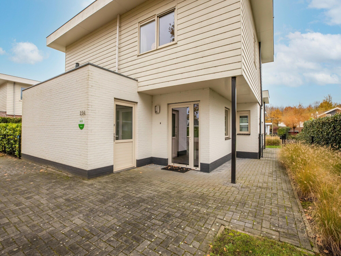 Others 4, Modern Villa with Large Garden by the Water with Hot Tub & Infrared Sauna, Zeewolde