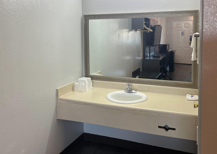 Bathroom 2, Motel 6 Ozark, AR, Franklin