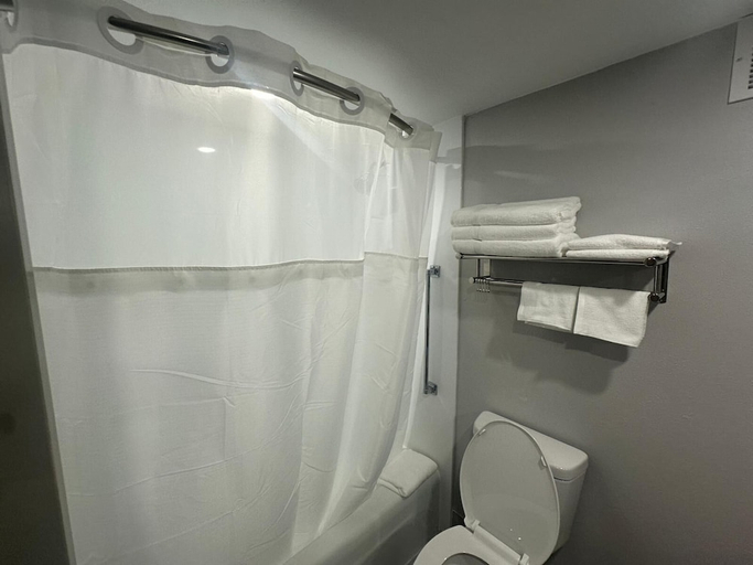 Bathroom 3, Baymont By Wyndham Williamsburg I-64, Williamsburg