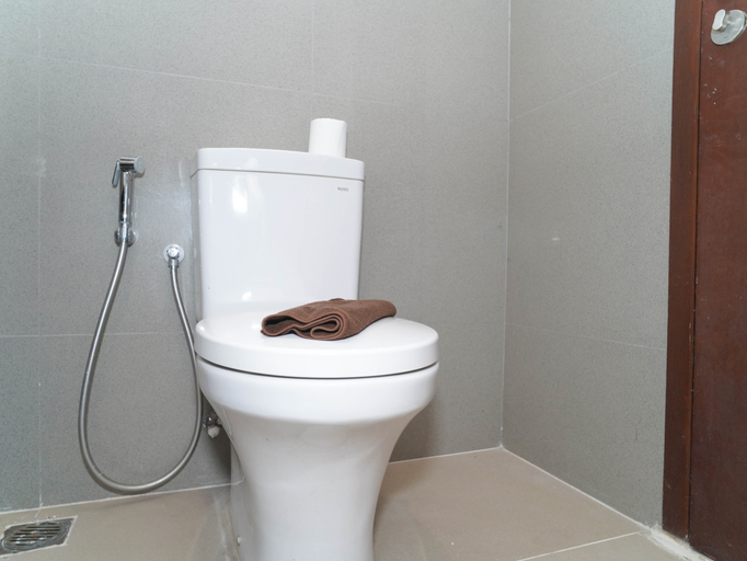 Bathroom 5, Cozy Stay Studio Room at West Vista Apartment By Travelio, Jakarta Barat