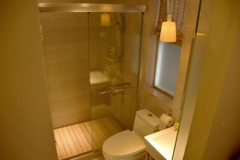 Bathroom, Pinwu Apartment, Shenzhen