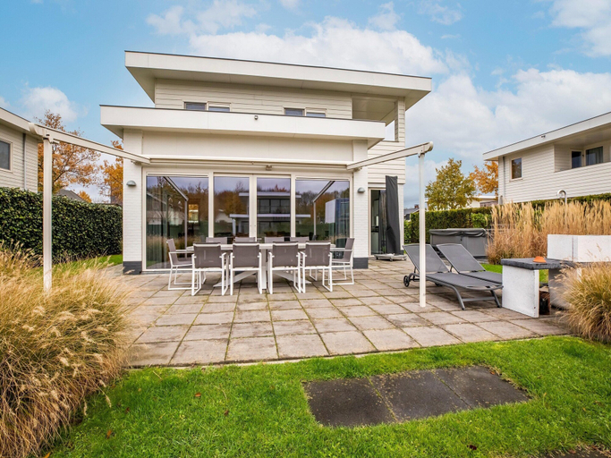 Others 2, Modern Villa with Large Garden by the Water with Hot Tub & Infrared Sauna, Zeewolde