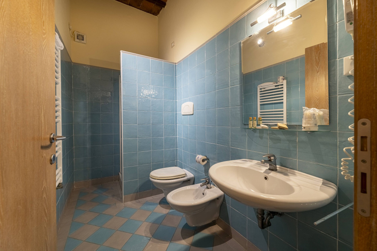 Bathroom 5, Villa Montarioso, Siena