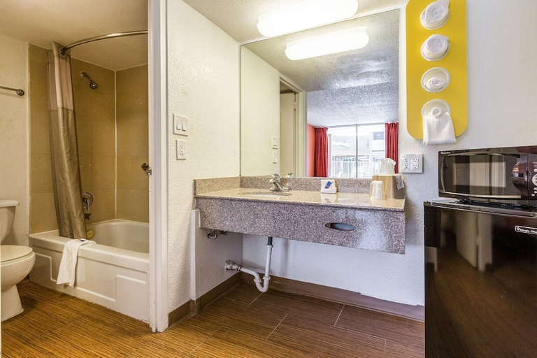 Bathroom 4, Motel 6 Glendale, AZ, Maricopa