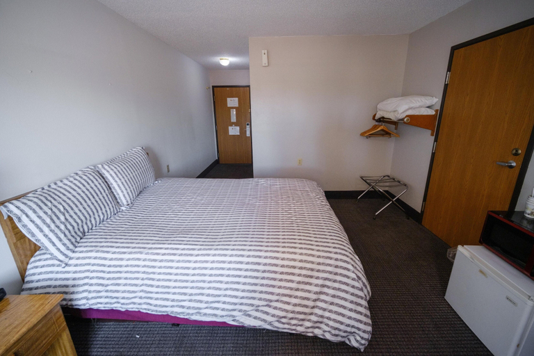 Room 4, Westwood Inn & Suites, Brule