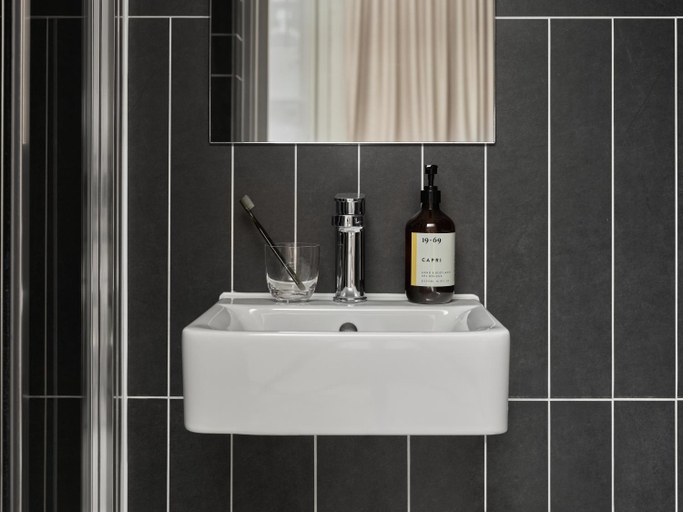 Bathroom 4, The Gilbert Hotel Kensington, Sonder, London