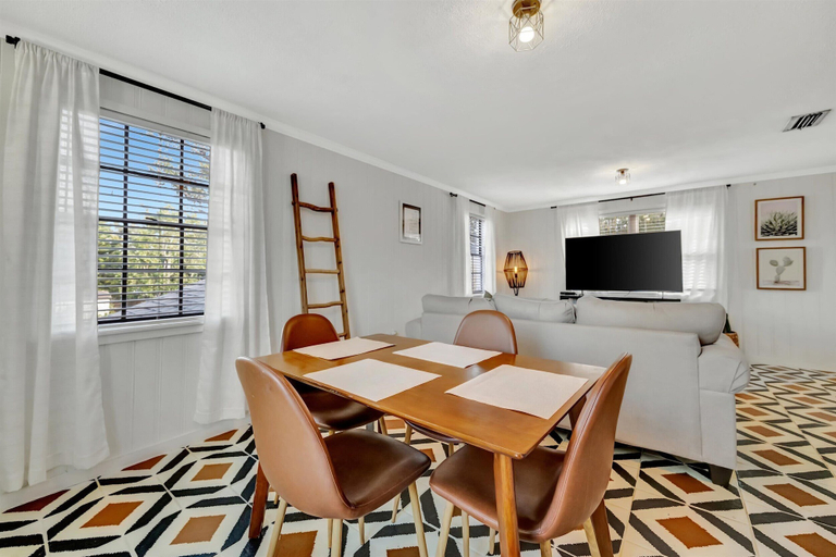 Room 2, Swann Ave House 4B 3B Sleeps 10 Near Hyde Park, Hillsborough