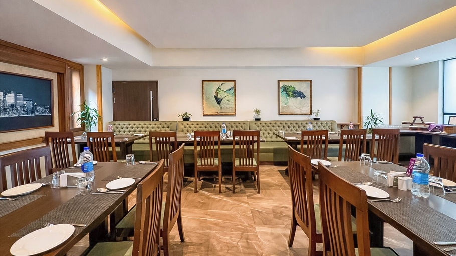 Food & Drinks 5, Yashshree Sanderling Mall Road, Darjiling