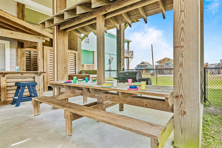 Outdoor dining 4, Salt Proof 3 Bedroom Home, Galveston