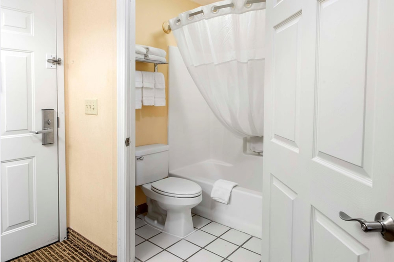 Bathroom 5, Quality Inn Harrisonburg I-81, Harrisonburg