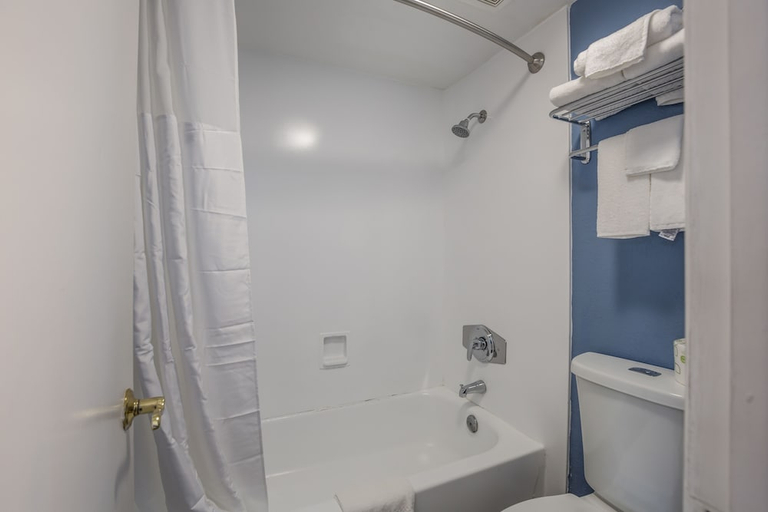 Bathroom 4, Quality Inn Hampton - Newport News, Hampton