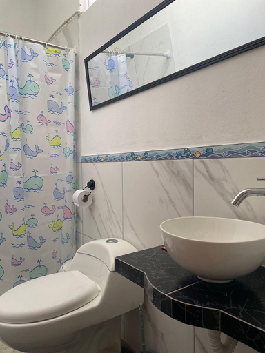 Bathroom 2, Olas inn, Cañete