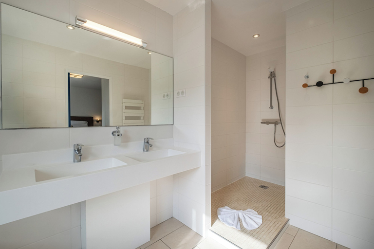 Bathroom 3, La Coudraie, Seine-et-Marne