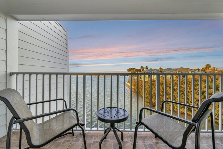 Room 2, Waterfront Resort Condo & Balcony Heated Pool, Hillsborough