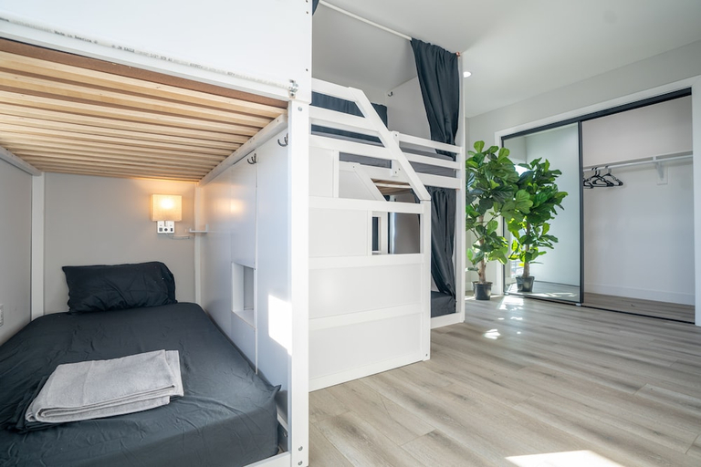 Bedroom 5, Normandie Hostel, Los Angeles