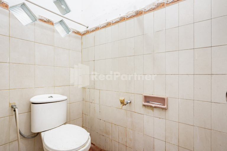Bathroom, Danysa Guest House Jakarta RedPartner, South Jakarta