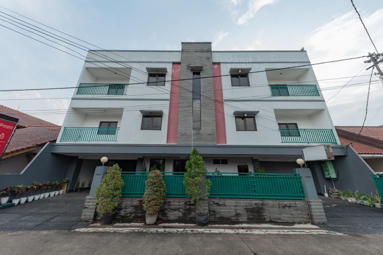 Exterior & Views 2, RedDoorz Plus @ Buah Batu, Bandung