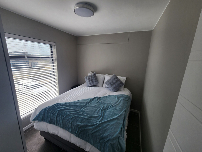 Room 3, Holiday Apartments - Millennial Arch, West Coast