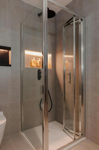 Bathroom 3, The Leeson Inn, Dublin