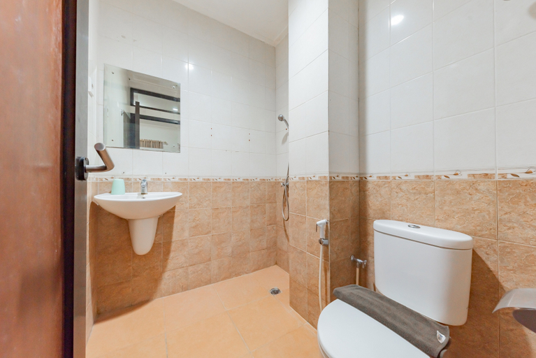 Bathroom 3, RedDoorz Plus @ Buah Batu, Bandung