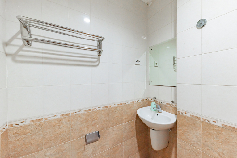 Bathroom 3, RedDoorz Plus @ Buah Batu, Bandung