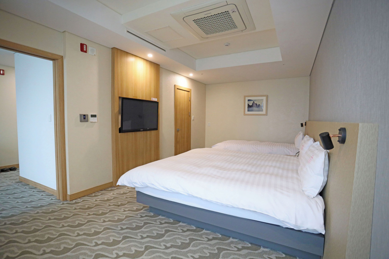 Bedroom 3, Sunshine Hotel, Dong