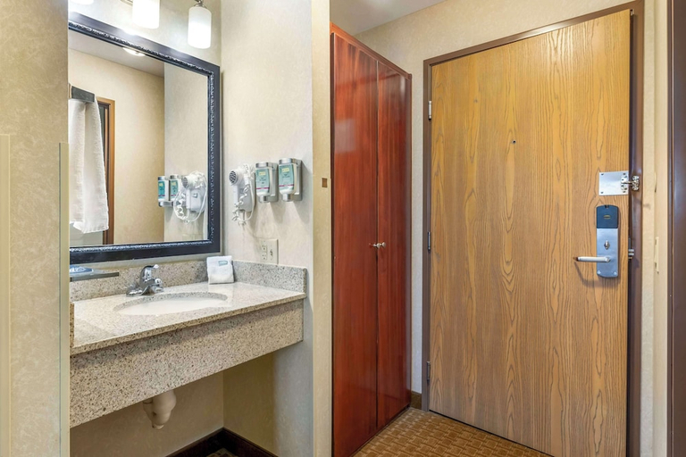 Bathroom 4, Best Western Wittenberg Inn, Shawano