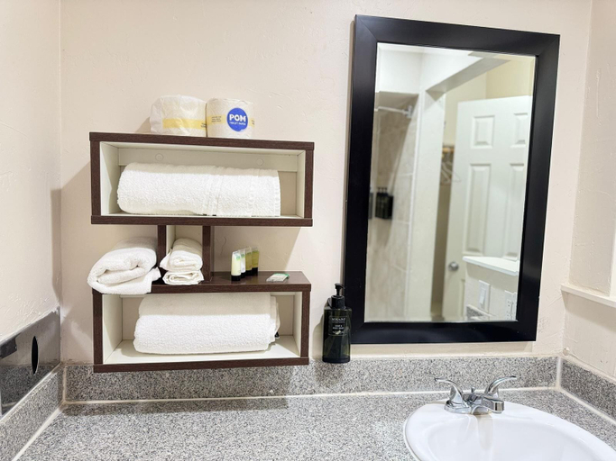 Bathroom 4, Alien Residence Inn, Reeves