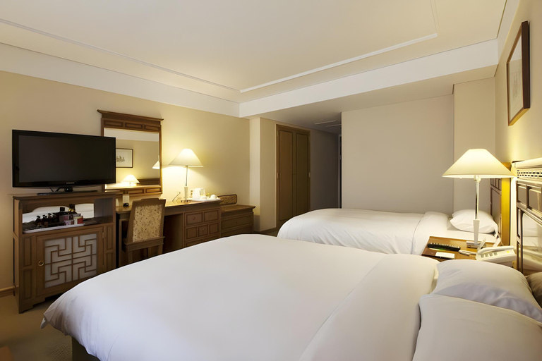 Bedroom 3, Commodore Hotel, Dong