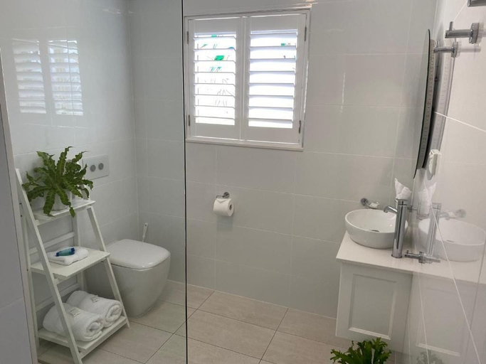 Bathroom 4, Rainbow Getaway Holiday Apartments, Cooloola (excl. Gympie)