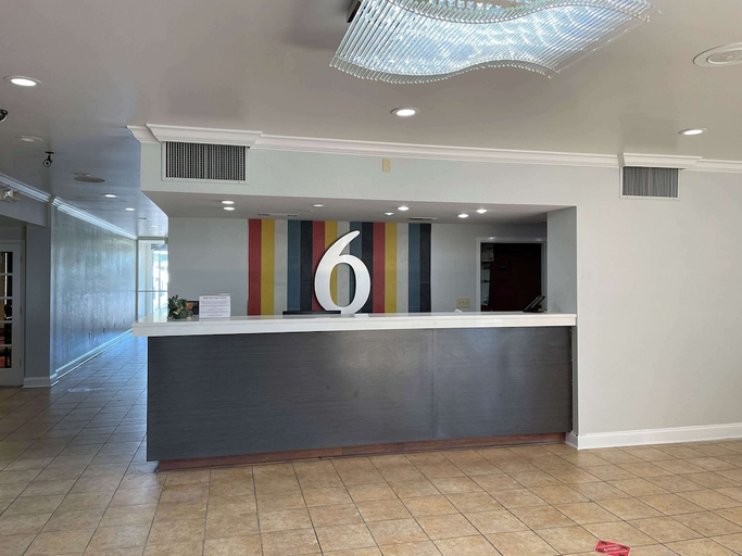 Public Area, Motel 6 Opelika, AL, Lee