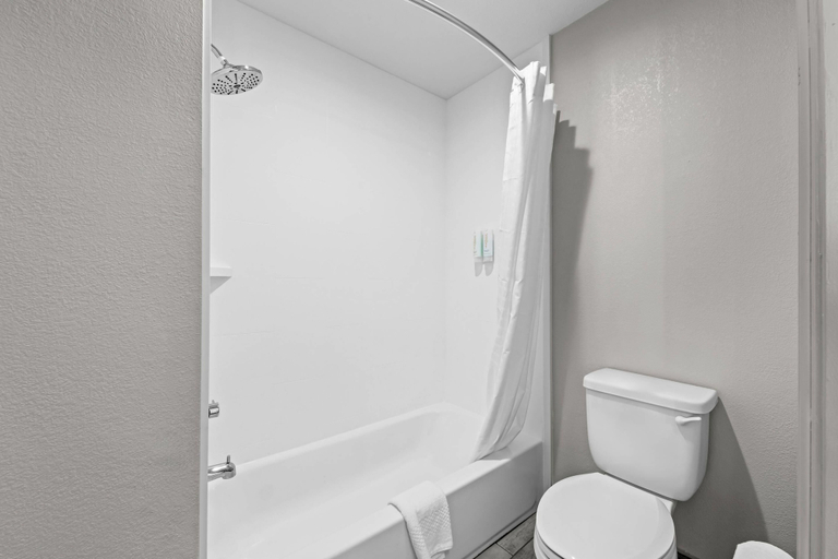 Bathroom 4, Clarion Pointe, Guilford