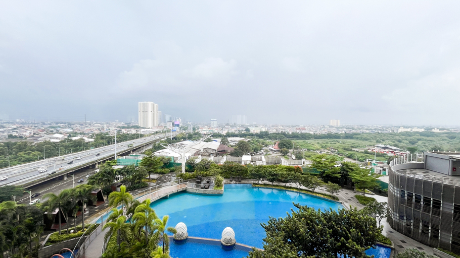 Swimming Pool 4, Cozy Stay Studio Room at West Vista Apartment By Travelio, Jakarta Barat