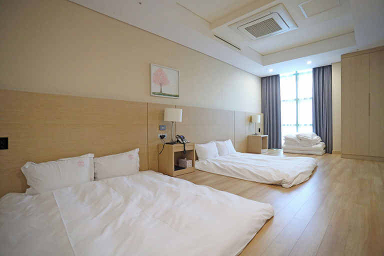 Bedroom 3, Sunshine Hotel, Dong