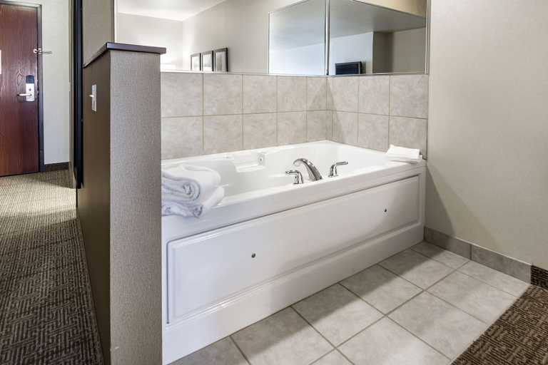 Bathroom 4, Comfort Suites at Par 4 Resort, Waupaca