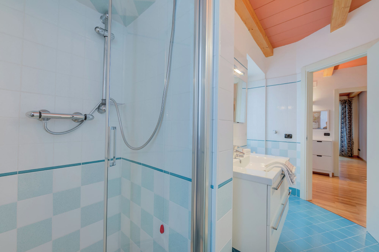 Bathroom 4, Concordia Apartment Laveno, Varese