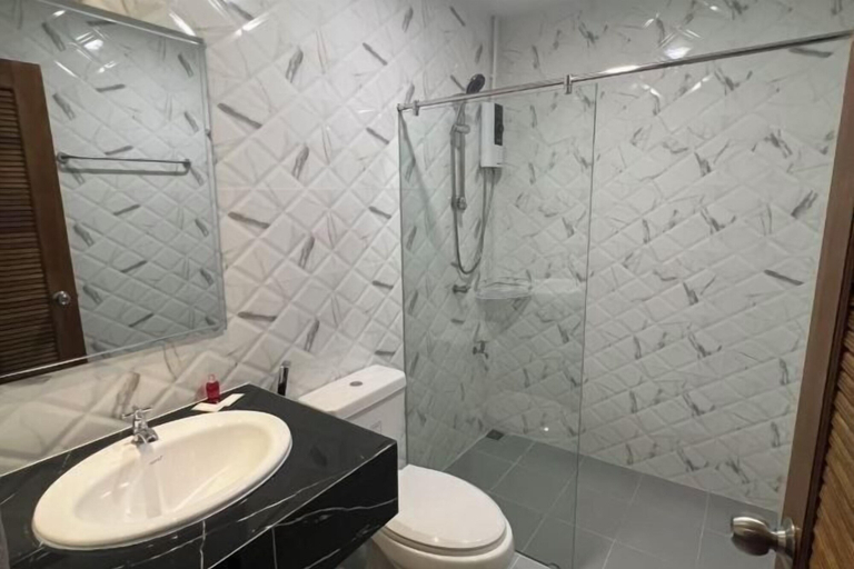 Bathroom 2, Pattaya Inn hotel, Pattaya