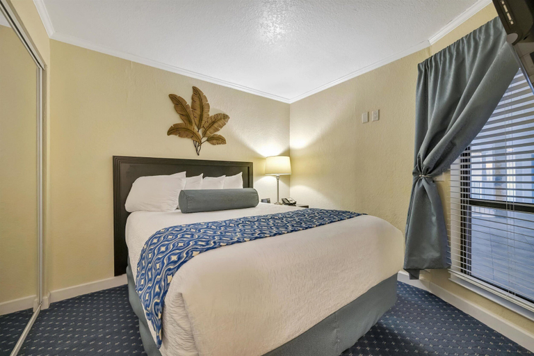 Room 3, Waterfront Resort Condo & Balcony Heated Pool, Hillsborough