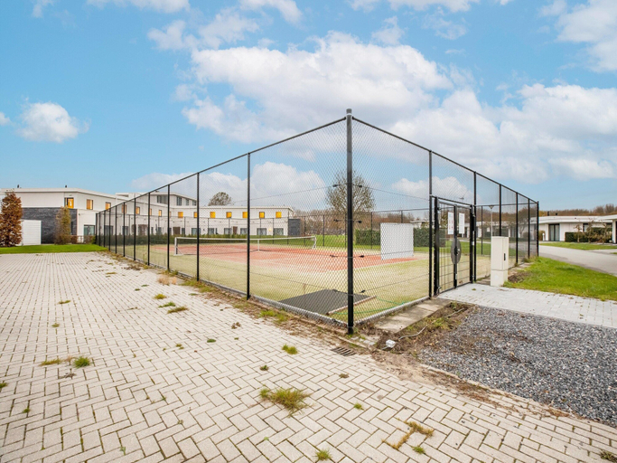 Others 3, Modern Villa with Large Garden by the Water with Hot Tub & Infrared Sauna, Zeewolde