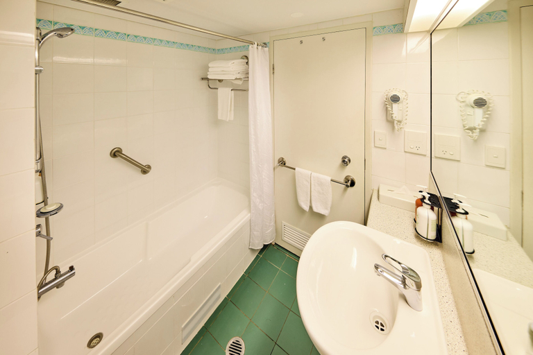 Bathroom 5, Cairns Harbourside Hotel, Cairns